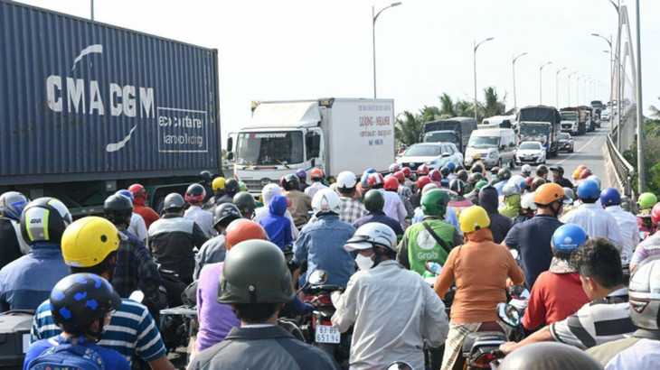Hàng nghìn phương tiện xếp hàng nối đuôi nhau qua cầu Rạch Miễu chiều 28/4