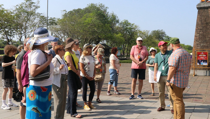 Khách nước ngoài đến tham quan khu di sản Huế Khách nước ngoài đến tham quan khu di sản Huế