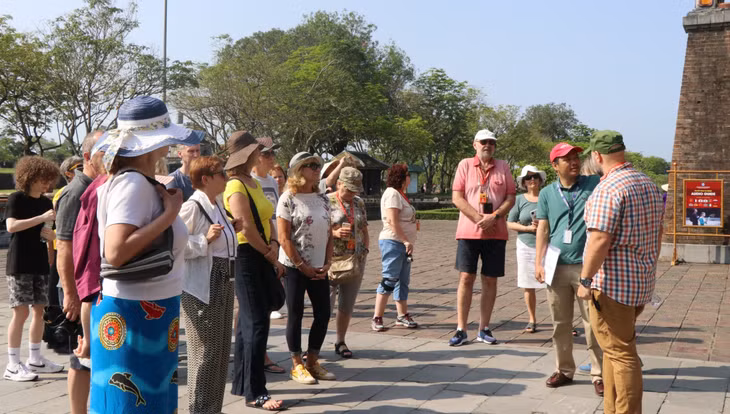 Khách nước ngoài đến tham quan khu di sản Huế