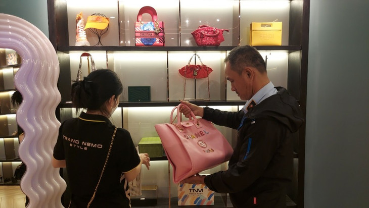 Quản lý thị trường kiểm tra hàng hóa tại cửa hàng Trang Nemo