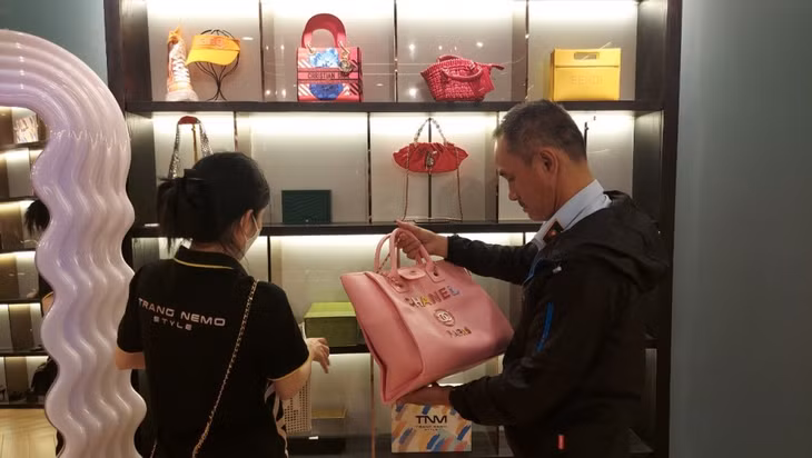 Quản lý thị trường kiểm tra hàng hóa tại cửa hàng Trang Nemo