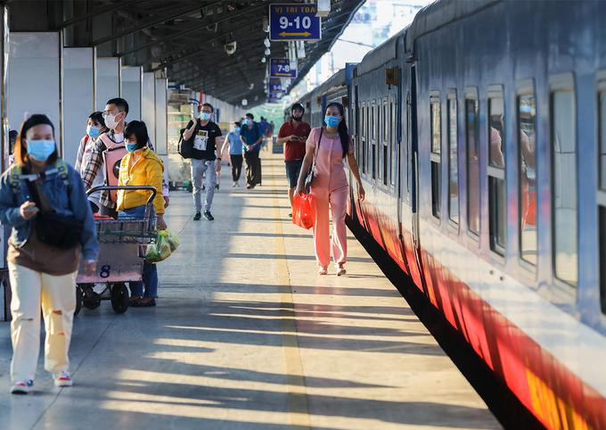 Hành khách đi tàu tại ga Sài Gòn Hành khách đi tàu tại ga Sài Gòn