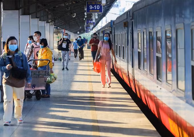 Hành khách đi tàu tại ga Sài Gòn