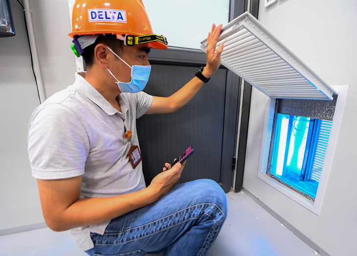 Đây là bệnh viện đi đầu tại Việt Nam trong áp dụng hệ thống điều hòa không khí cho phòng điều trị bệnh nhân Covid-19. Theo đại diện chủ đầu tư, giải pháp được áp dụng là thông gió một chiều để hạn chế phát tán virus và chống lây nhiễm chéo. Ngay đầu giường bệnh sẽ có hệ thống hút khí thải từ bệnh nhân. Một màng lọc chuyên dụng được đặt tại lỗ hút khí để giữ lại virus và sau đó tia cực tím sẽ xử lý số virus này.