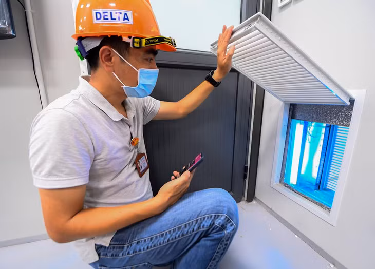 Đây là bệnh viện đi đầu tại Việt Nam trong áp dụng hệ thống điều hòa không khí cho phòng điều trị bệnh nhân Covid-19. Theo đại diện chủ đầu tư, giải pháp được áp dụng là thông gió một chiều để hạn chế phát tán virus và chống lây nhiễm chéo. Ngay đầu giường bệnh sẽ có hệ thống hút khí thải từ bệnh nhân. Một màng lọc chuyên dụng được đặt tại lỗ hút khí để giữ lại virus và sau đó tia cực tím sẽ xử lý số virus này.