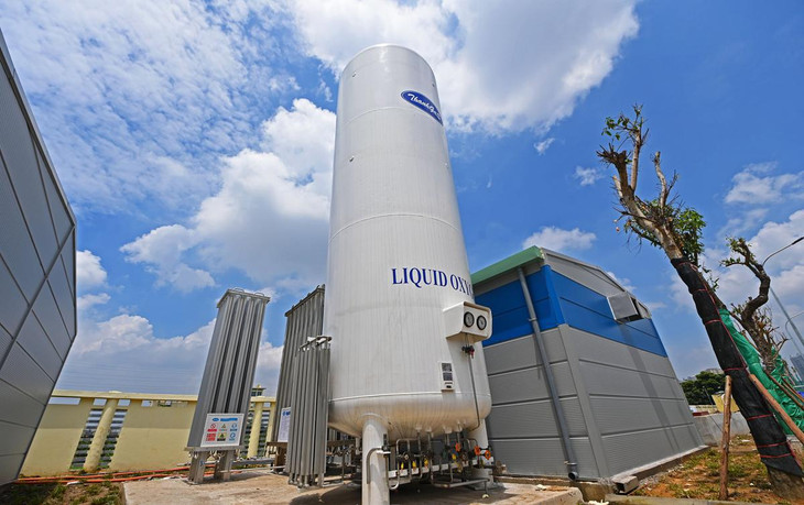 Tháp chứa oxy hóa lỏng có dung tích khoảng 16 m3 đảm bảo cung cấp cho toàn bộ bệnh nhân. Theo đại diện Bệnh viện Đại học Y Hà Nội, khi bệnh viện đạt tối đa công suất giường bệnh, dự kiến mỗi tháp này sẽ đủ cung cấp trong khoảng 2 ngày..