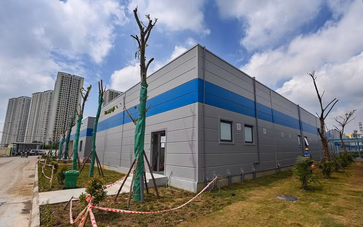 Các con đường xung quanh bệnh viện đều được phân luồng “sạch” và “không sạch”, tương ứng với khu vực có nguy cơ cao và nguy cơ thấp hơn. Ngoài ra, bệnh viện còn có vùng đệm gồm 69 nhà tắm khử khuẩn và nhiều không gian xanh. Những người ra vào khu điều trị cũng phải qua các bước khử khuẩn đúng quy định.