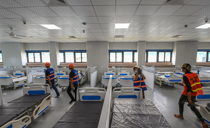 Khu điều trị gồm 500 giường bệnh gồm các khối nhà: Khối VIP gồm 9 giường bệnh, các khối nhà 20 giường dùng để điều trị bệnh nhân nặng và nguy kịch, các khối nhà 38 giường dùng để điều trị bệnh nhân có diễn biến nhẹ hơn.