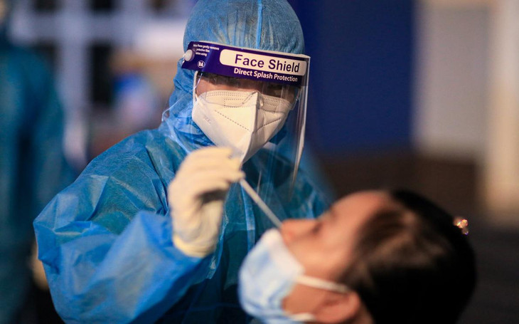 TP.HCM đang siết chặt giãn cách, tập trung test nhanh tất cả người ở "vùng đỏ" và "vùng cam" với tần suất 2 ngày một lần TP.HCM đang siết chặt giãn cách, tập trung test nhanh tất cả người ở "vùng đỏ" và "vùng cam" với tần suất 2 ngày một lần