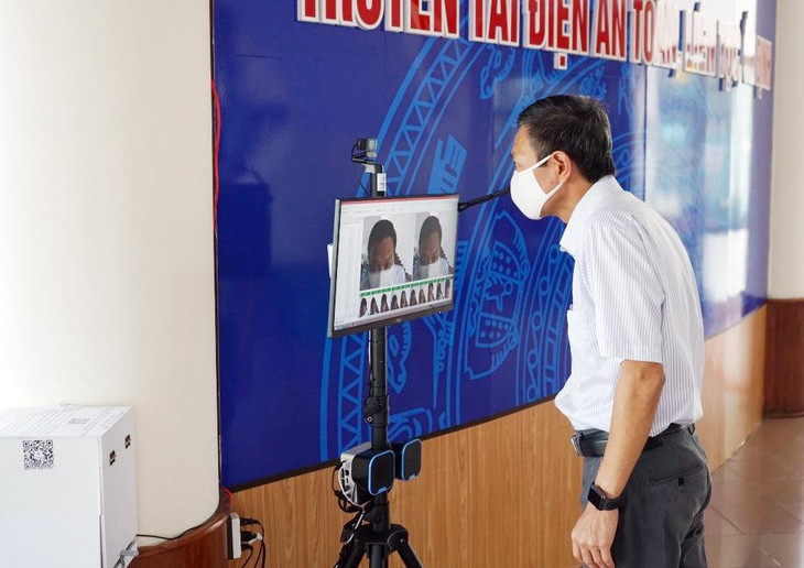 Thiết bị nhận diện khuôn mặt và đo thân nhiệt không tiếp xúc