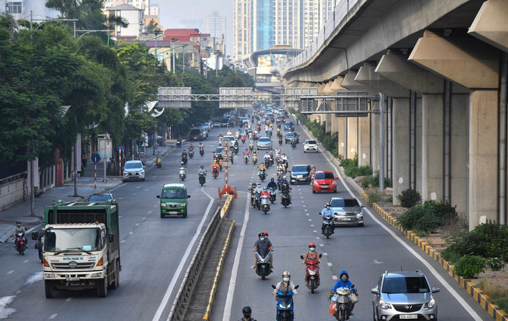 Mặc dù đang trong thời điểm thực hiện giãn cách xã hội, đường phố thủ đô chỉ thực sự vắng vẻ dịp cuối tuần. Vào ngày thường, lưu lượng xe cộ lại tăng lên, đặc biệt là giờ cao điểm. Hình ảnh tại đường Trần Phú, quận Hà Đông lúc 7h ngày 30/8.
