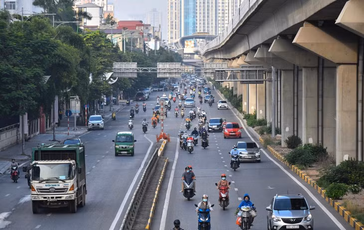 Mặc dù đang trong thời điểm thực hiện giãn cách xã hội, đường phố thủ đô chỉ thực sự vắng vẻ dịp cuối tuần. Vào ngày thường, lưu lượng xe cộ lại tăng lên, đặc biệt là giờ cao điểm. Hình ảnh tại đường Trần Phú, quận Hà Đông lúc 7h ngày 30/8.