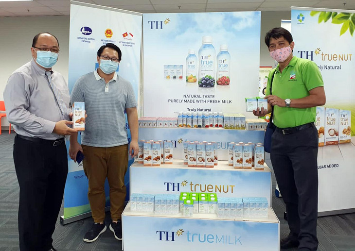 Khách hàng tìm hiểu về sản phẩm của Tập đoàn TH tại triển lãm