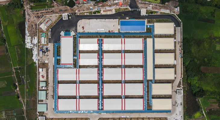 Đây được coi là một trong những cơ sở hiện đại nhất Việt Nam để điều trị bệnh nhân mắc Covid-19. Bệnh viện được chia thành 3 khu: Khu xanh là văn phòng hành chính; khu vàng là các dãy ký túc xá, nhà ăn, xét nghiệm, kho vật tư thiết bị y tế và khu đỏ là nơi điều trị.