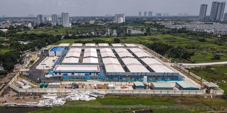 Bệnh viện nằm biệt lập với khu dân cư để đảm bảo an toàn. Hiện, lối vào duy nhất của bệnh viện là khu vực ngõ 587 Tam Trinh với mặt đường nhỏ, hẹp. Trong khi đó, một con đường khoảng 4 làn xe đang được chính quyền quận Hoàng Mai đẩy nhanh GPMB và thi công để mở thêm luồng vào bệnh viện.