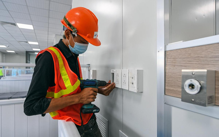 Đến nay toàn bộ các đơn nguyên của dự án đã sẵn sàng để lắp đặt trang thiết bị y tế. Một số khu vực đã được lắp đặt đầy đủ trang thiết bị như: Hệ thống vách ngăn, hệ thống cung cấp oxy, camera theo dõi, máy thở, máy lọc không khí cùng nhiều loại máy móc khác.