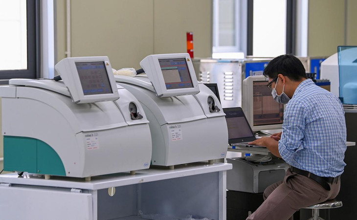 Khu vực xét nghiệm đang được hoàn thiện những công đoạn cuối để khớp nối hệ thống.