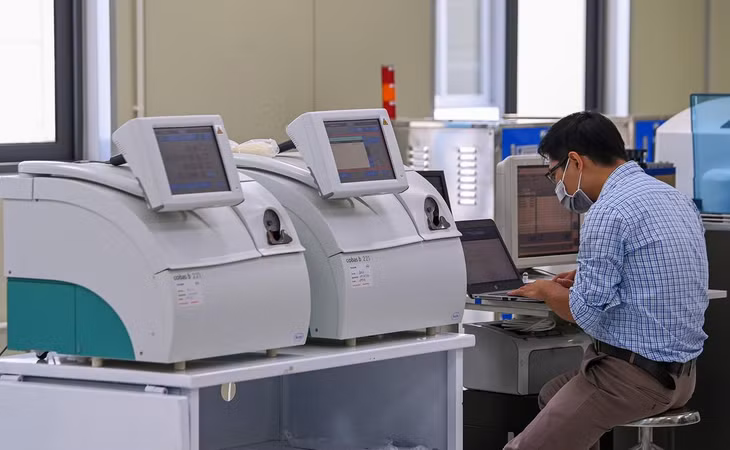 Khu vực xét nghiệm đang được hoàn thiện những công đoạn cuối để khớp nối hệ thống.