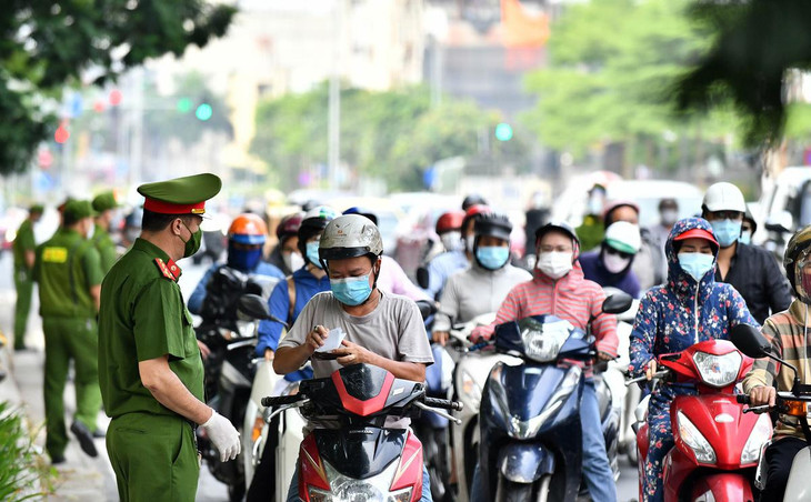 8h40, Tổ tuần tra cơ động Công an quận Đống Đa làm nhiệm vụ kiểm tra giấy tờ của người đi xe máy trên đường Tây Sơn, đoạn trước cổng Đại học Công Đoàn.