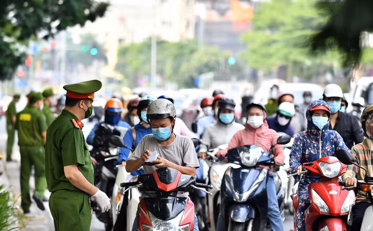 8h40, Tổ tuần tra cơ động Công an quận Đống Đa làm nhiệm vụ kiểm tra giấy tờ của người đi xe máy trên đường Tây Sơn, đoạn trước cổng Đại học Công Đoàn.