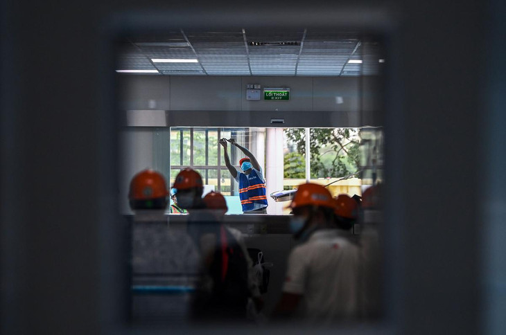 Các công nhân thi công 3 ca liên tục mỗi ngày để đảm bảo tiến độ dự án. Họ sẽ được áp dụng quy trình &quot;một cung đường, hai điểm đến&quot; để đảm bảo hạn chế tiếp xúc, tránh nguy cơ lây nhiễm virus SARS-CoV-2.