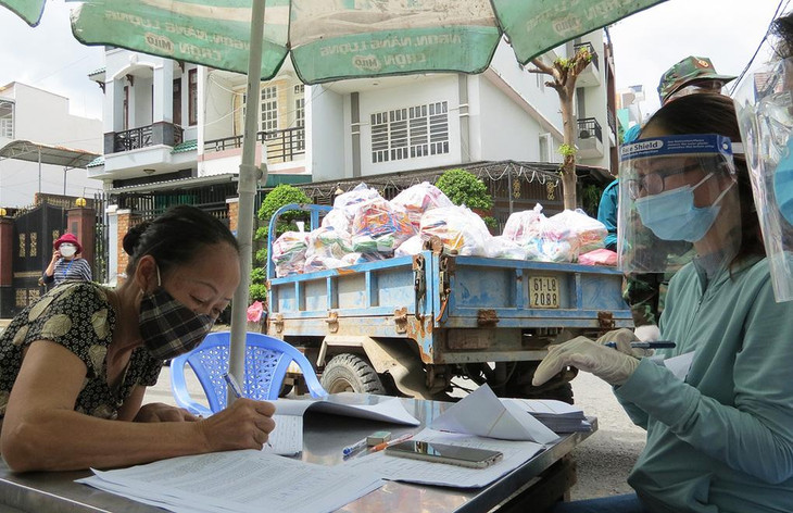 Người khó khăn ở Phường 14 (quận Gò Vấp) nhận túi an sinh, tiền hỗ trợ từ chính quyền Người khó khăn ở Phường 14 (quận Gò Vấp) nhận túi an sinh, tiền hỗ trợ từ chính quyền