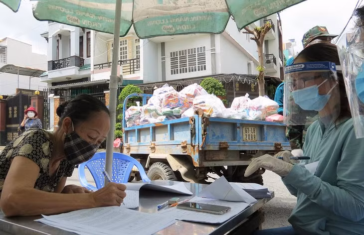 Người khó khăn ở Phường 14 (quận Gò Vấp) nhận túi an sinh, tiền hỗ trợ từ chính quyền