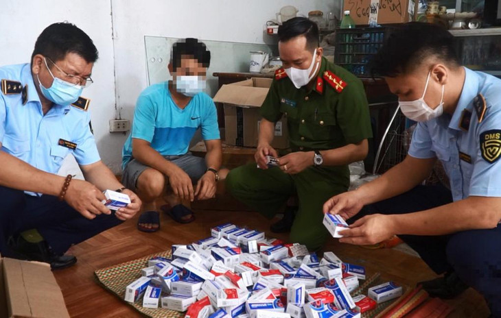 Cảnh sát kiểm tra số thuốc không rõ nguồn gốc. Ảnh: Công an cung cấp Cảnh sát kiểm tra số thuốc không rõ nguồn gốc. Ảnh: Công an cung cấp
