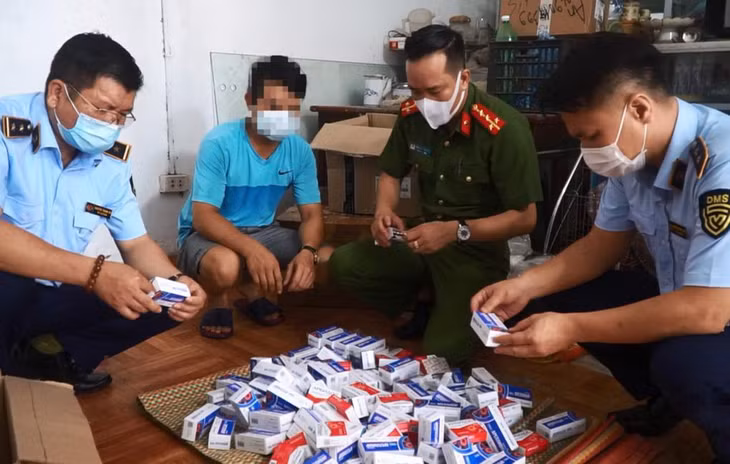 Cảnh sát kiểm tra số thuốc không rõ nguồn gốc. Ảnh: Công an cung cấp