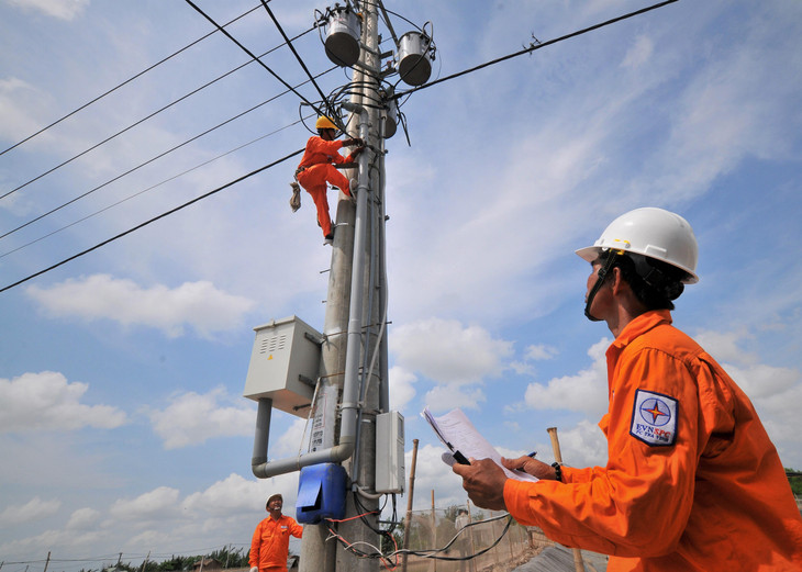 Nhân viên điện lực trực 24/24 để đảm bảo hệ thống điện được vận hành an toàn, ổn định phục vụ dịp lễ 2/9
