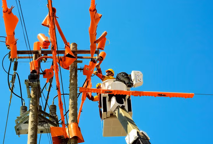 Nhân viên điện lực trực 24/24 để đảm bảo hệ thống điện được vận hành an toàn, ổn định phục vụ dịp lễ 2/9