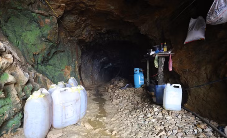 Những người khai thác vàng trái phép tập kết nhiên liệu, nhu yếu phẩm mang vào một hầm vàng