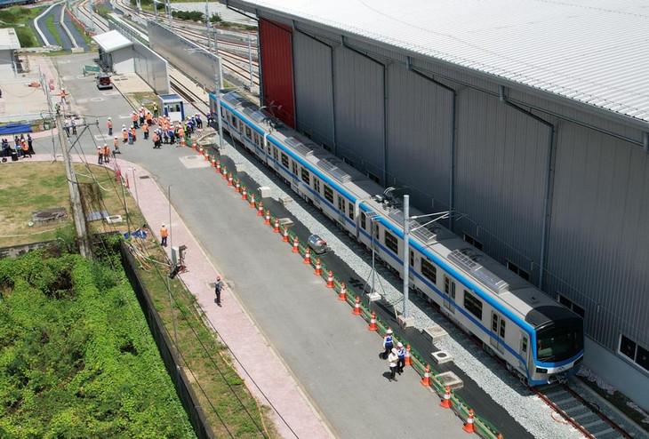Đoàn tàu đầu tiên của Metro Số 1 cho chạy thử ở depot Long Bình