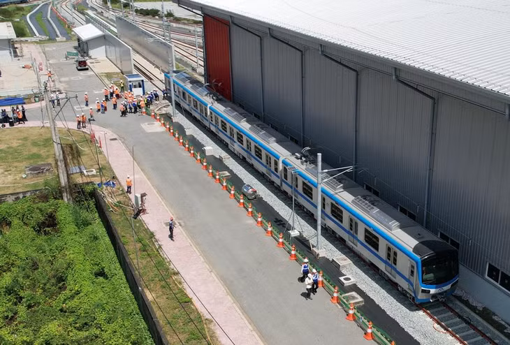 Đoàn tàu đầu tiên của Metro Số 1 cho chạy thử ở depot Long Bình