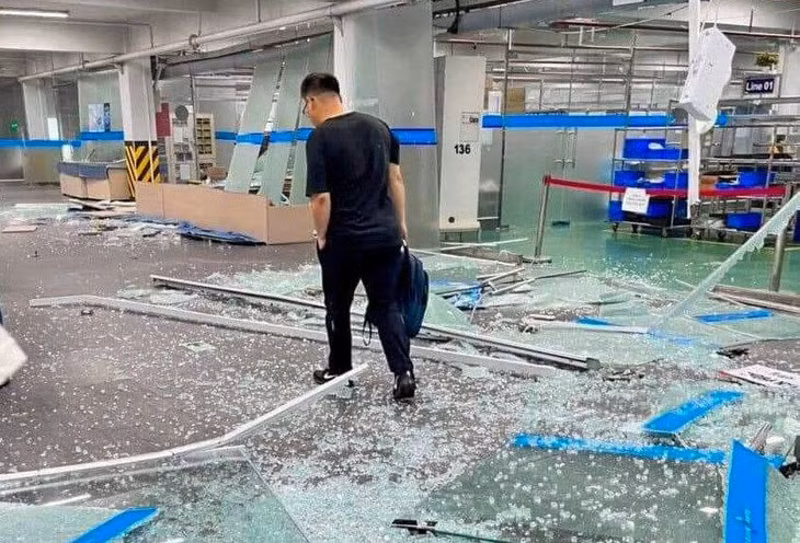 Sức ép của vụ nổ khiến nhiều tấm kính trên tầng 3 vỡ vụn