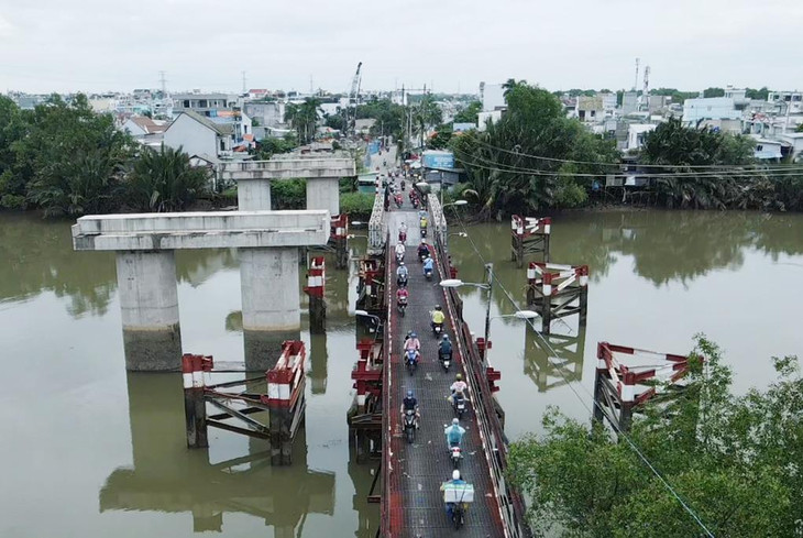 Các trụ cầu Long Kiểng mới nằm trơ trọi bên cầu sắt cũ