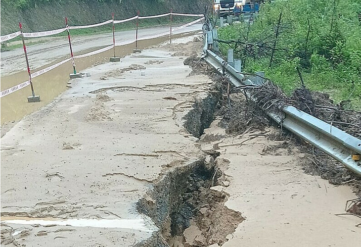 Đoạn Quốc lộ 279 bị nứt nền đường