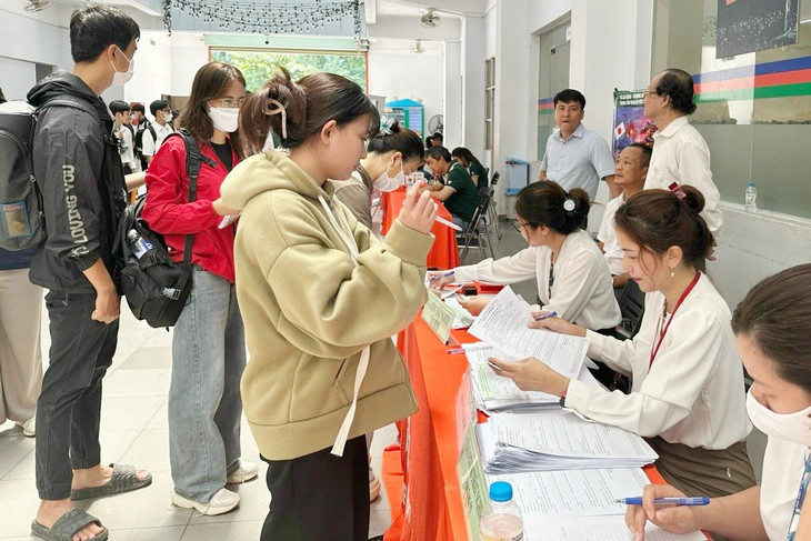 Người lao động tìm việc tại sàn giao dịch việc làm liên kết vùng