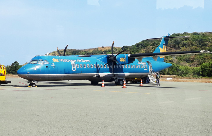 Máy bay ATR hạ cánh ở sân bay Côn Đảo