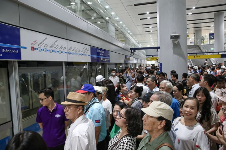 Người dân TP.HCM chờ trải nghiệm tuyến metro số 1 tại ga Bến Thành