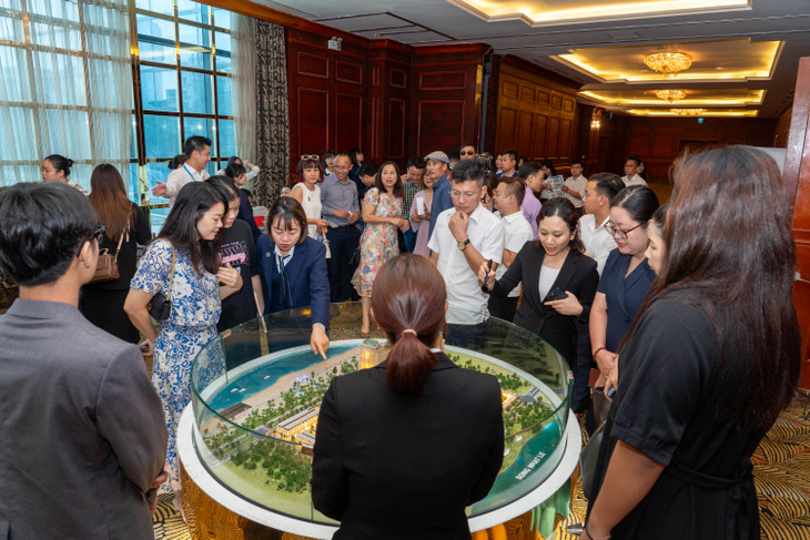 Khi thị trường Hà Nội khan hiếm nguồn cung, giá cả leo thang thì các nhà đầu tư có xu hướng tìm về các căn hộ ở ven biển vừa làm nơi nghỉ dưỡng cao cấp vừa đầu tư, kinh doanh hiệu quả.