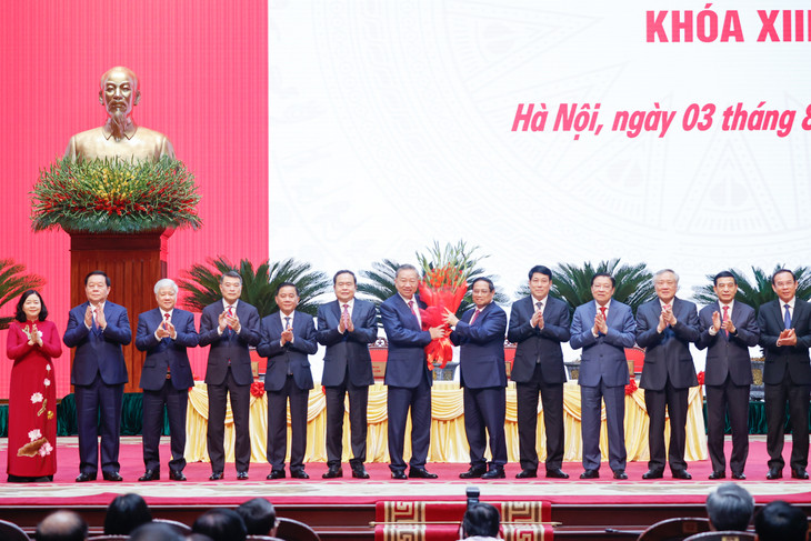 Thủ tướng Phạm Minh Chính thay mặt các lãnh đạo chủ chốt, lãnh đạo cấp cao của Đảng, Nhà nước tặng hoa chúc mừng Tổng Bí thư Tô Lâm