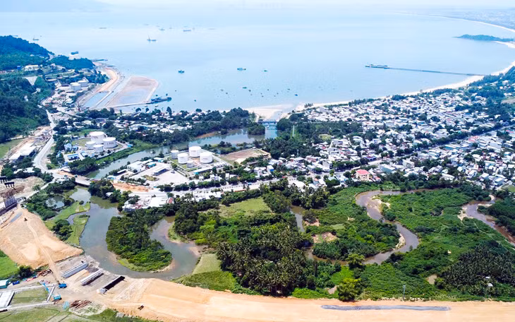 Khu vực dưới chân đèo Hải Vân đang được xây dựng đường giao thông và hạ tầng dùng chung cho cảng Liên Chiểu