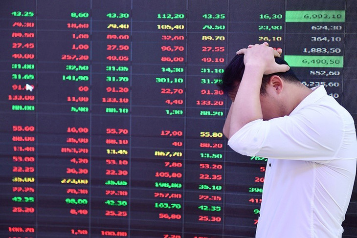 Thị trường chứng khoán Việt Nam lao dốc ngay phiên đầu tiên của tháng 8 Thị trường chứng khoán Việt Nam lao dốc ngay phiên đầu tiên của tháng 8