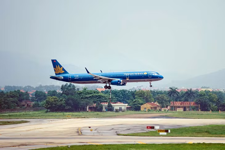 Máy bay Vietnam Airlines hạ cánh tại sân bay Nội Bài