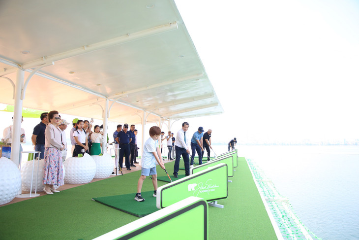 Các đại biểu tham dự thực hiện cú đánh đầu tiên trong nghi lễ First shot. Các đại biểu tham dự thực hiện cú đánh đầu tiên trong nghi lễ First shot.