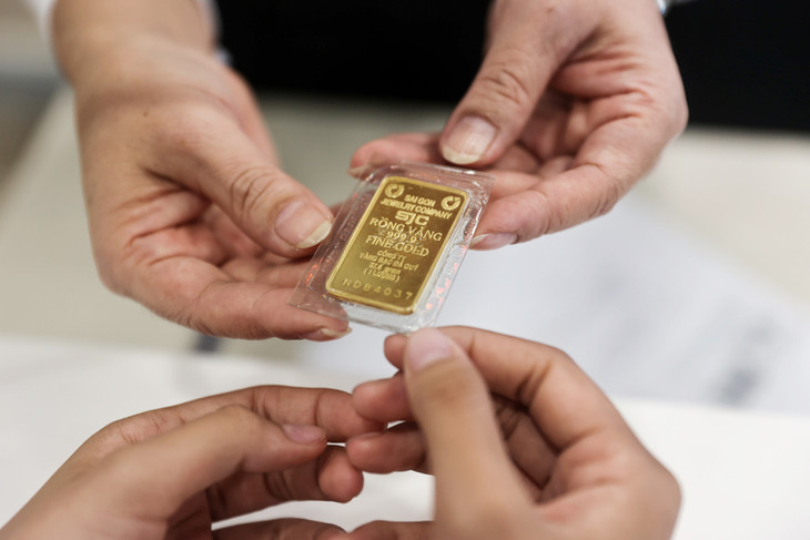 Người dân giao dịch vàng miếng SJC
