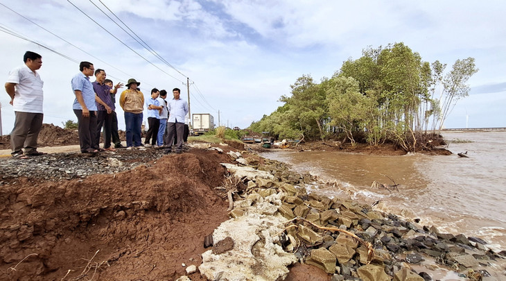 Khu vực sạt lở đe dọa chân đê tại xã Vĩnh Trạch Đông