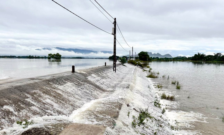 Nước tràn qua đê Bùi Hài ở xã Nam Phương Tiến, Chương Mỹ Nước tràn qua đê Bùi Hài ở xã Nam Phương Tiến, Chương Mỹ