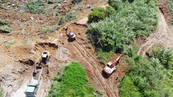 Trên 10 phương tiện máy móc và 50 công nhân nỗ lực xử lý điểm sạt lở.